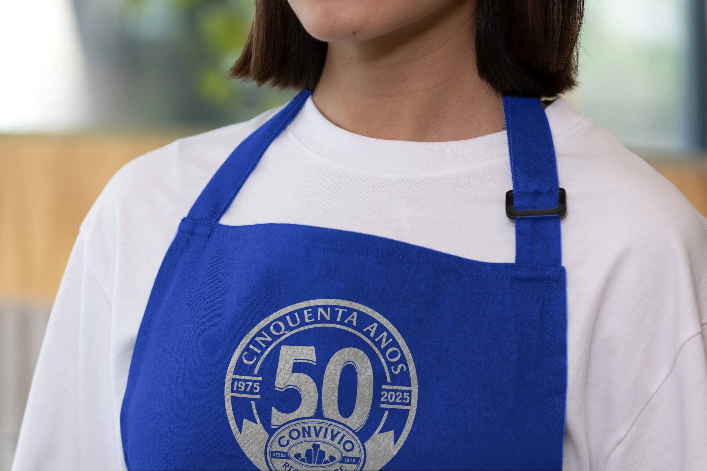 Avental azul com o selo de 50 anos