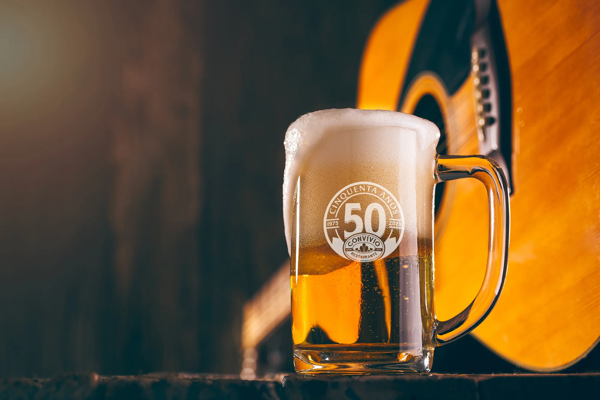 Caneca de chopp com o selo de 50 anos