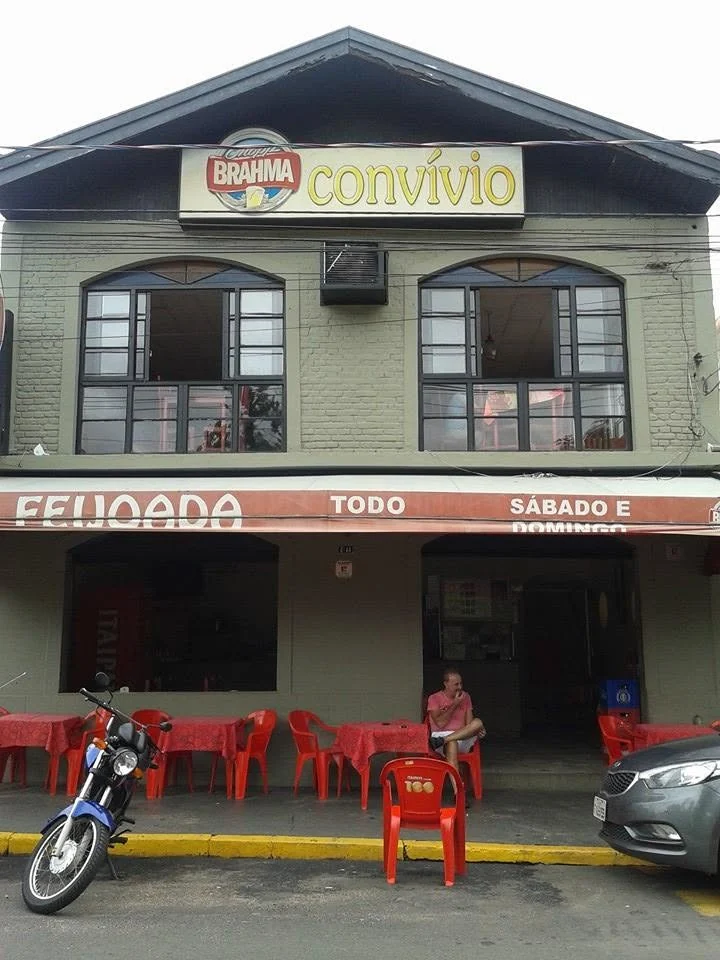 Fachada do Convívio com placa da Brahma e faixa de feijoada aos sábados e domingos