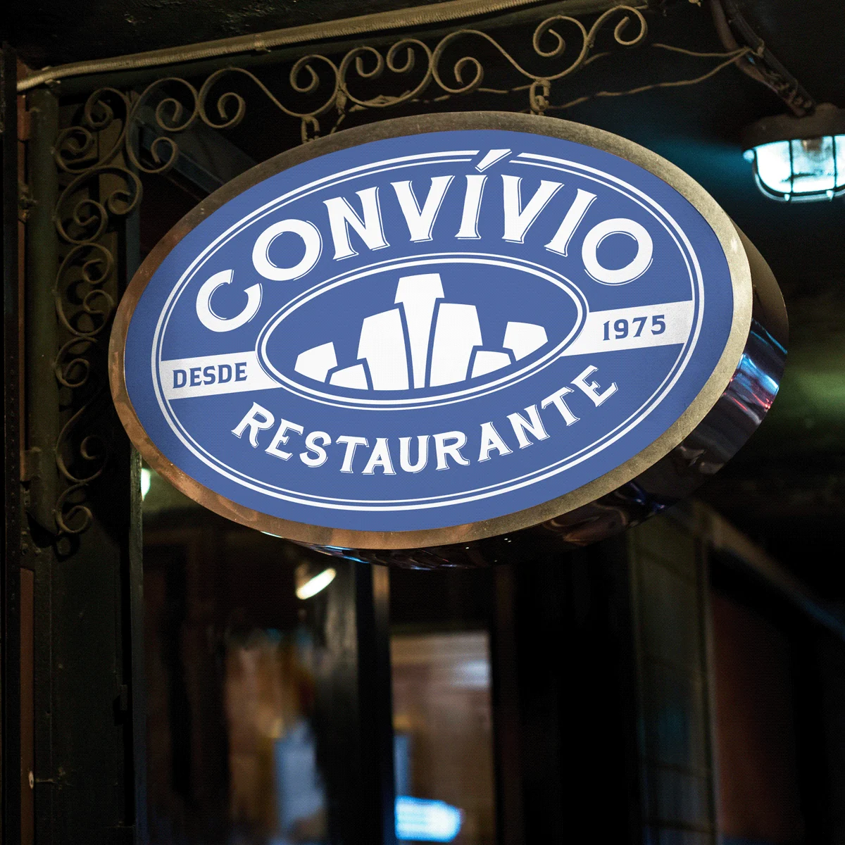 Placa oval iluminada com o logo do Convívio