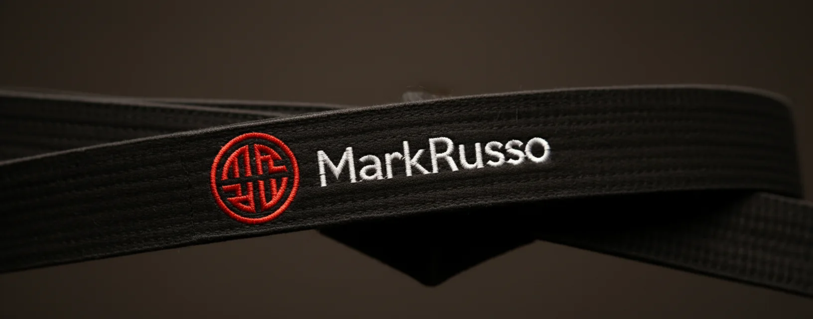 Faixa preta bordada com o logo de Mark Russo