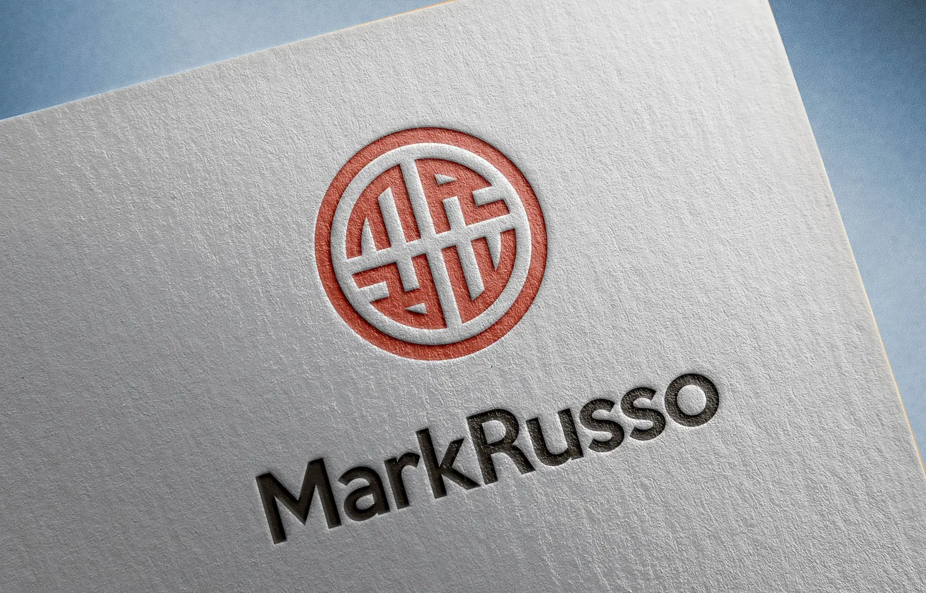Logo de Mark Russo em relevo no papel