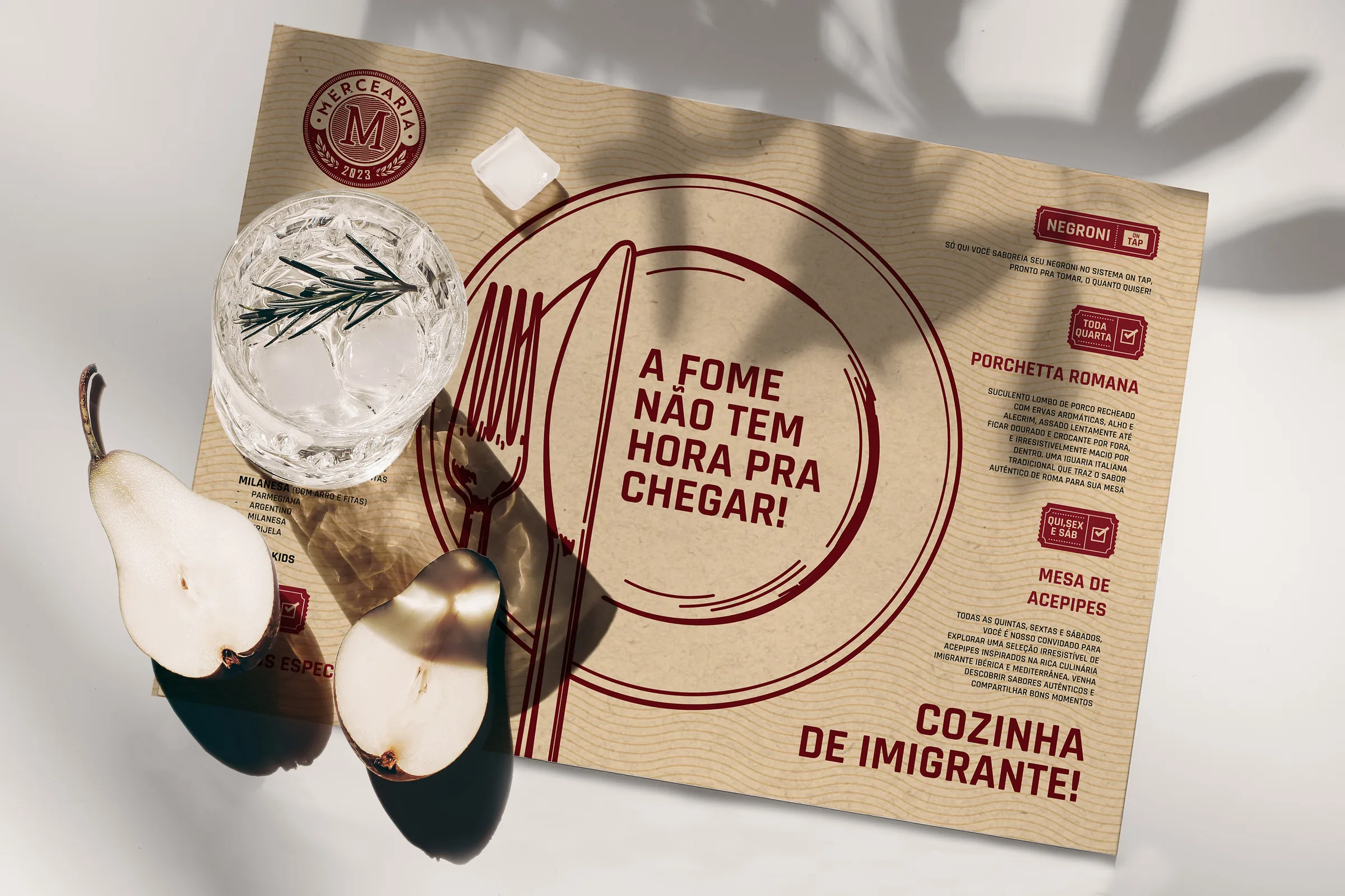 Jogo americano da Mercearia sob um copo e peras