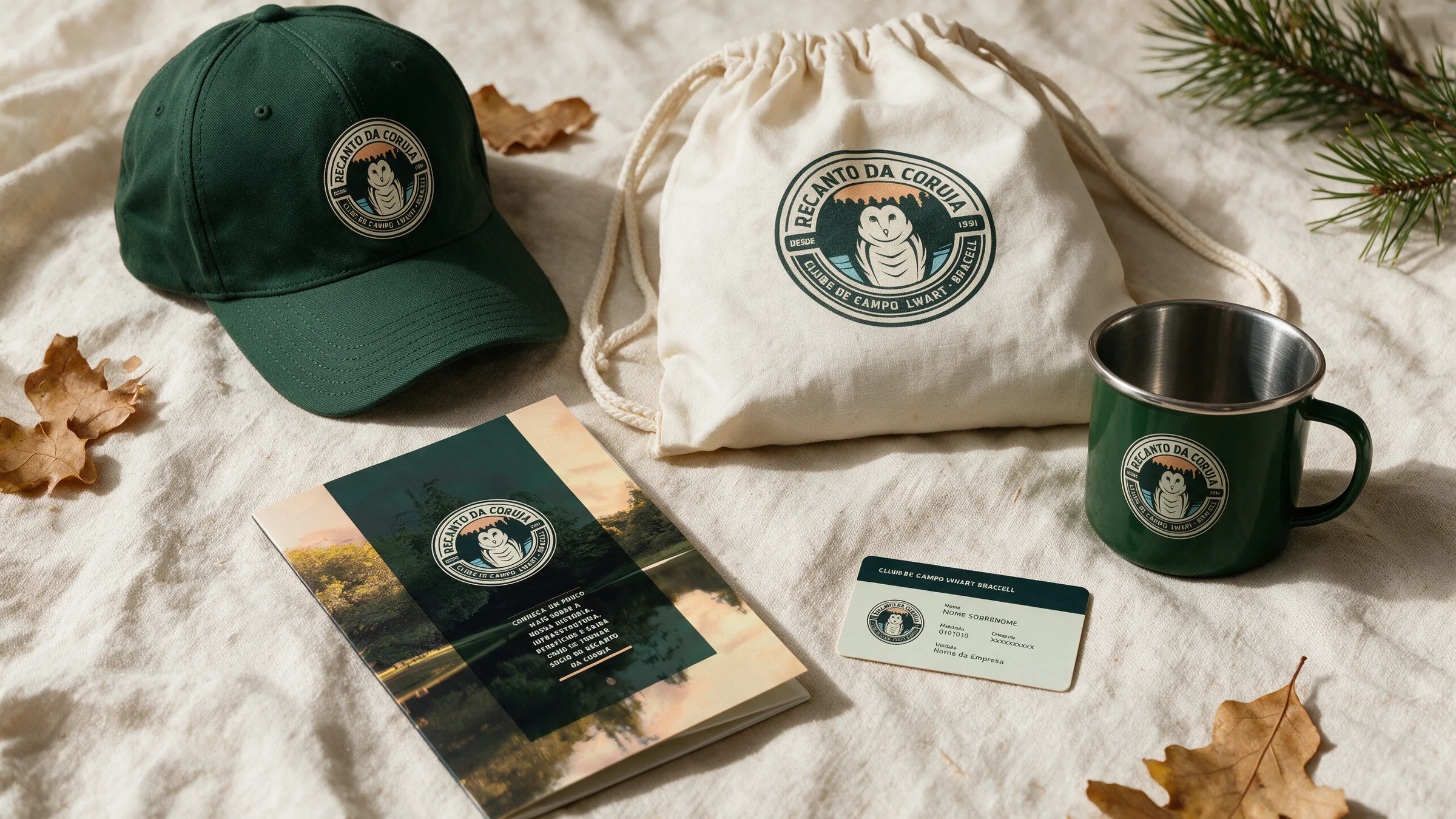 Kit de boas-vindas do associado sobre linho: boné, mochila de algodão, caneca, folder e carteirinha com o selo