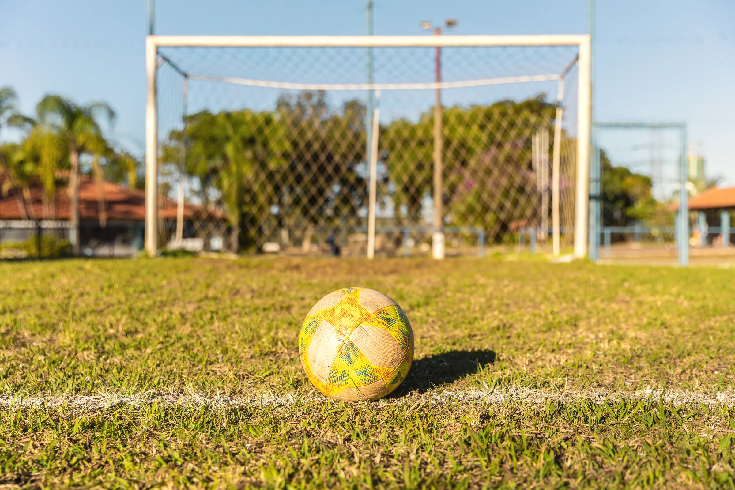 Bola no gramado diante do gol