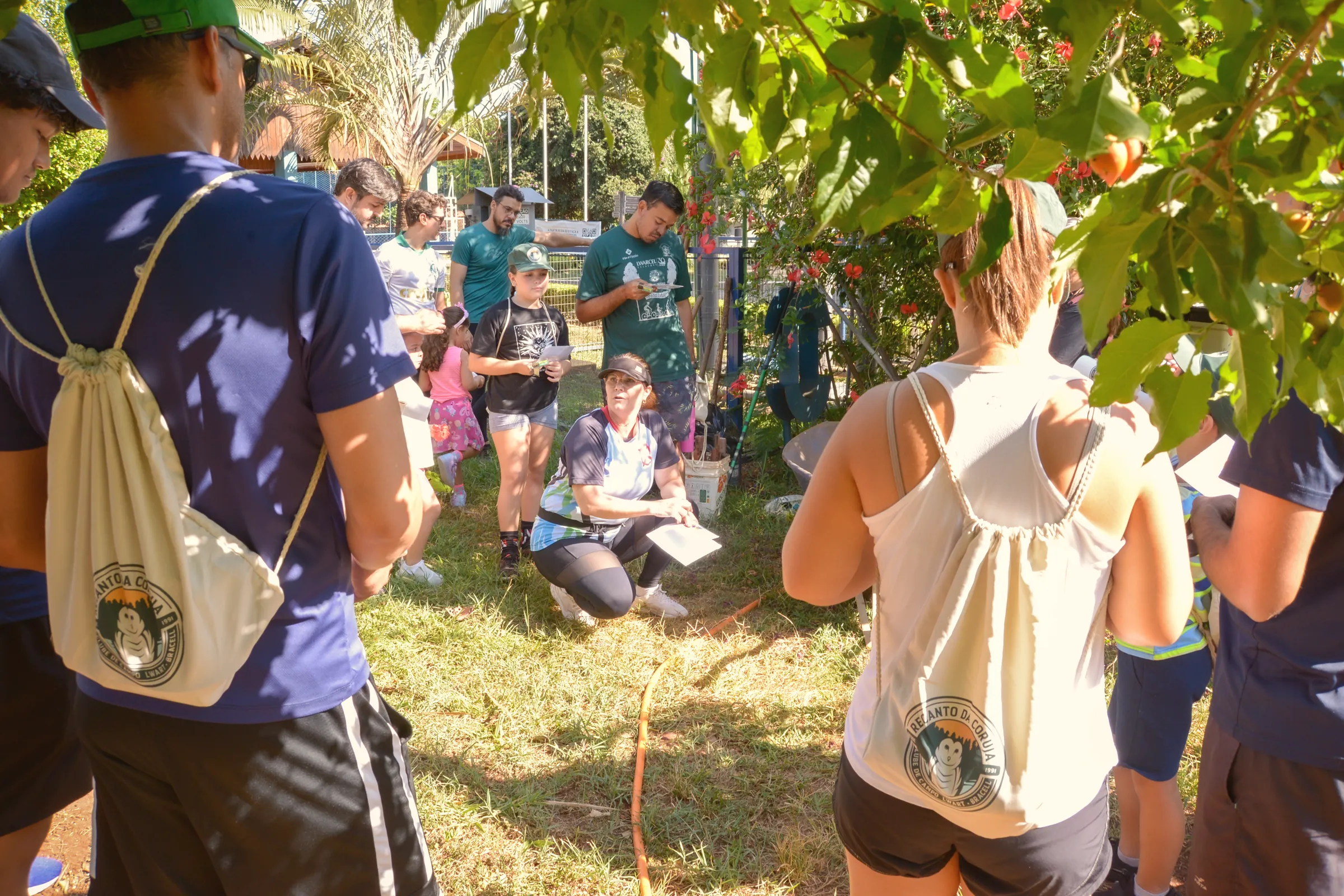 Participantes da corrida com mochilas do Recanto da Coruja