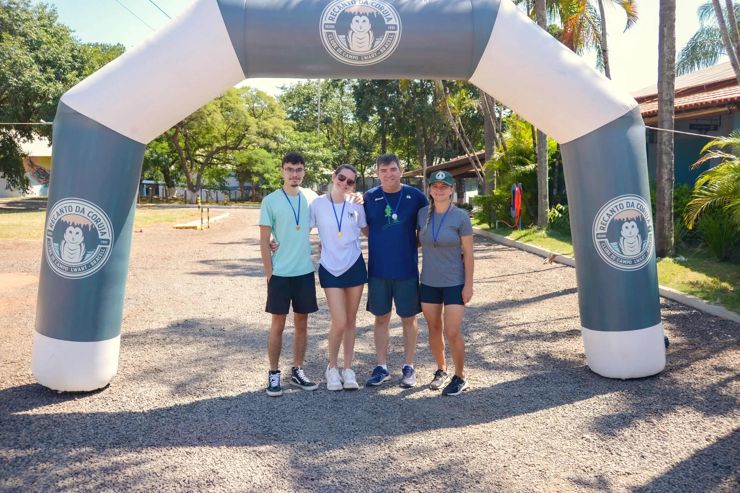 Pórtico inflável com o selo do clube na largada da corrida