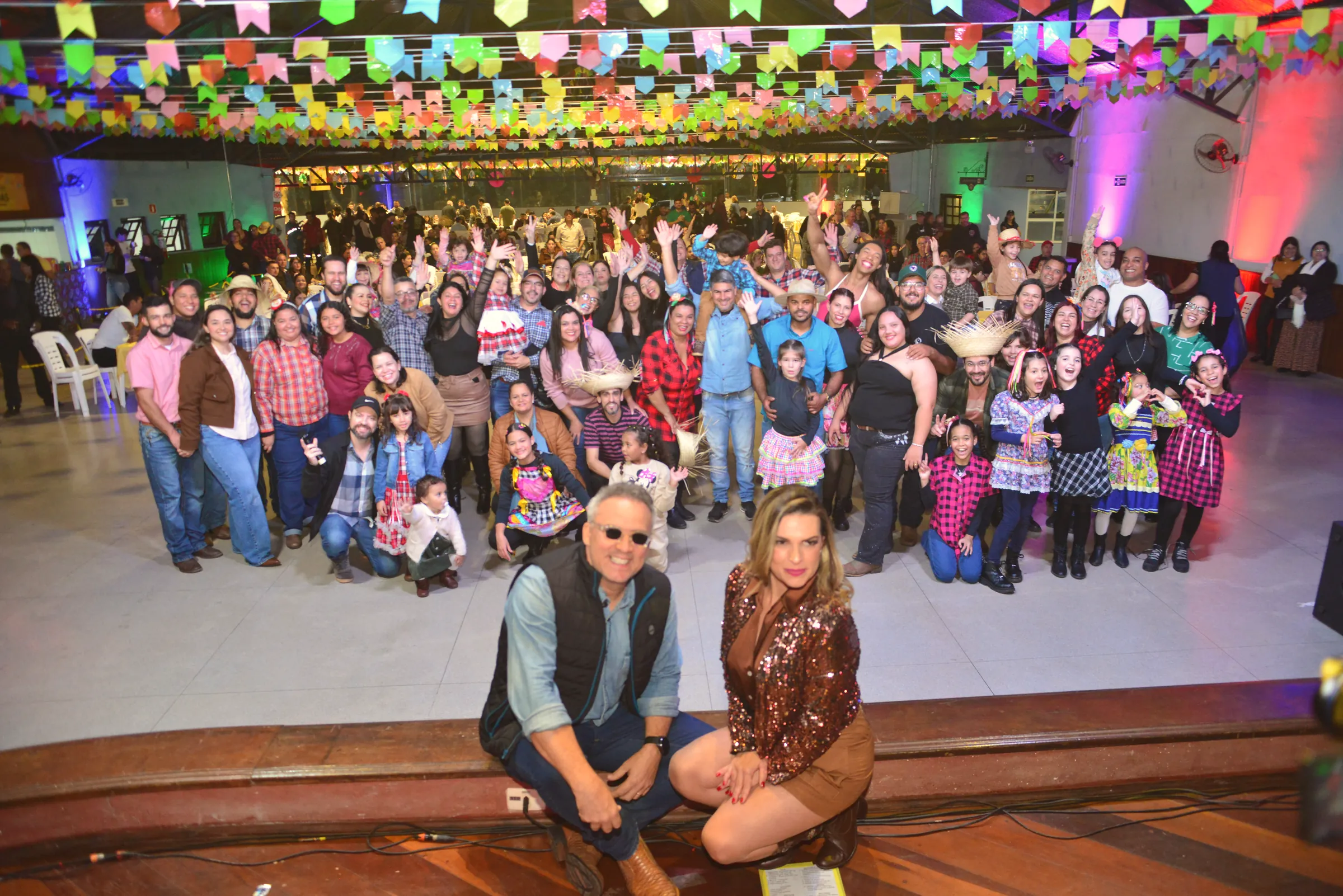 Foto coletiva dos participantes da festa junina no salão