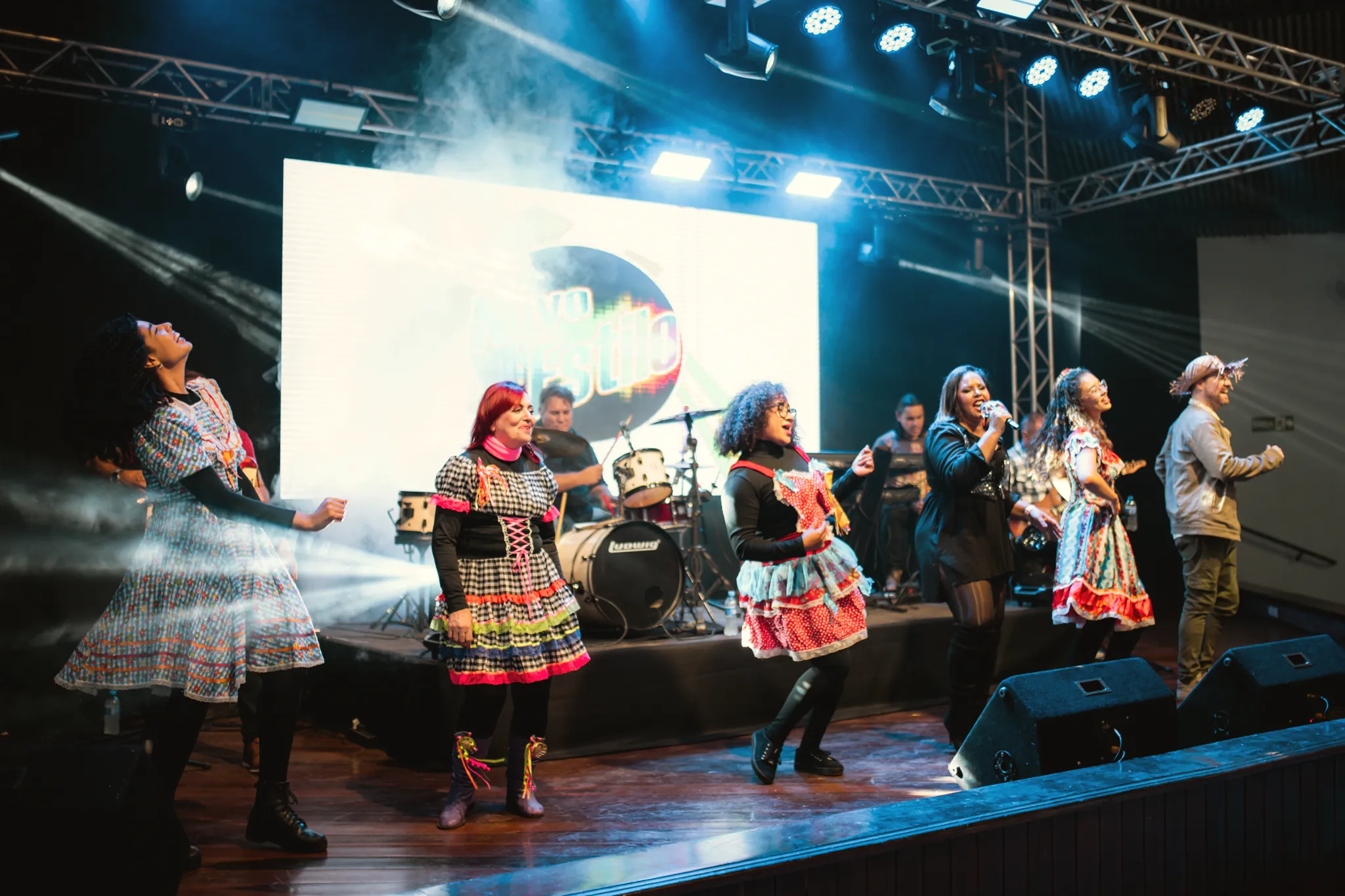 Apresentação no palco da festa junina
