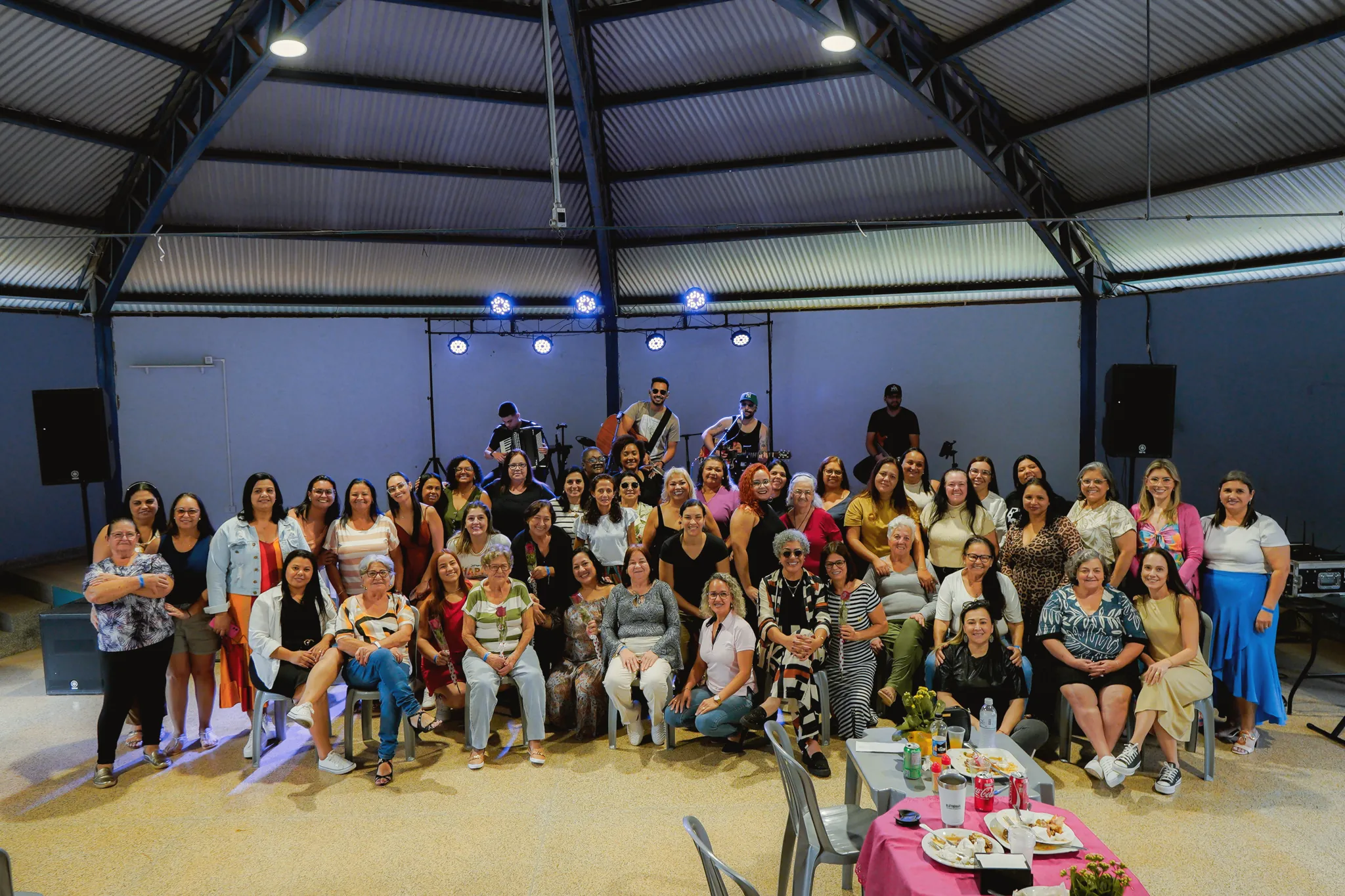 Mães reunidas no salão do clube
