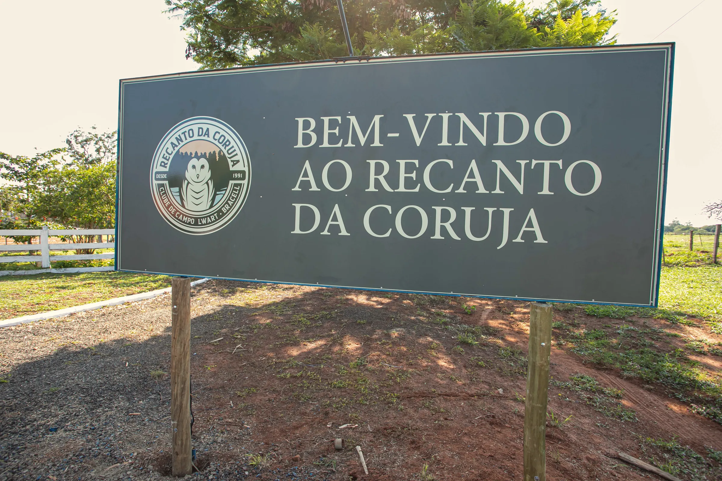 Placa de madeira verde: Bem-vindo ao Recanto da Coruja