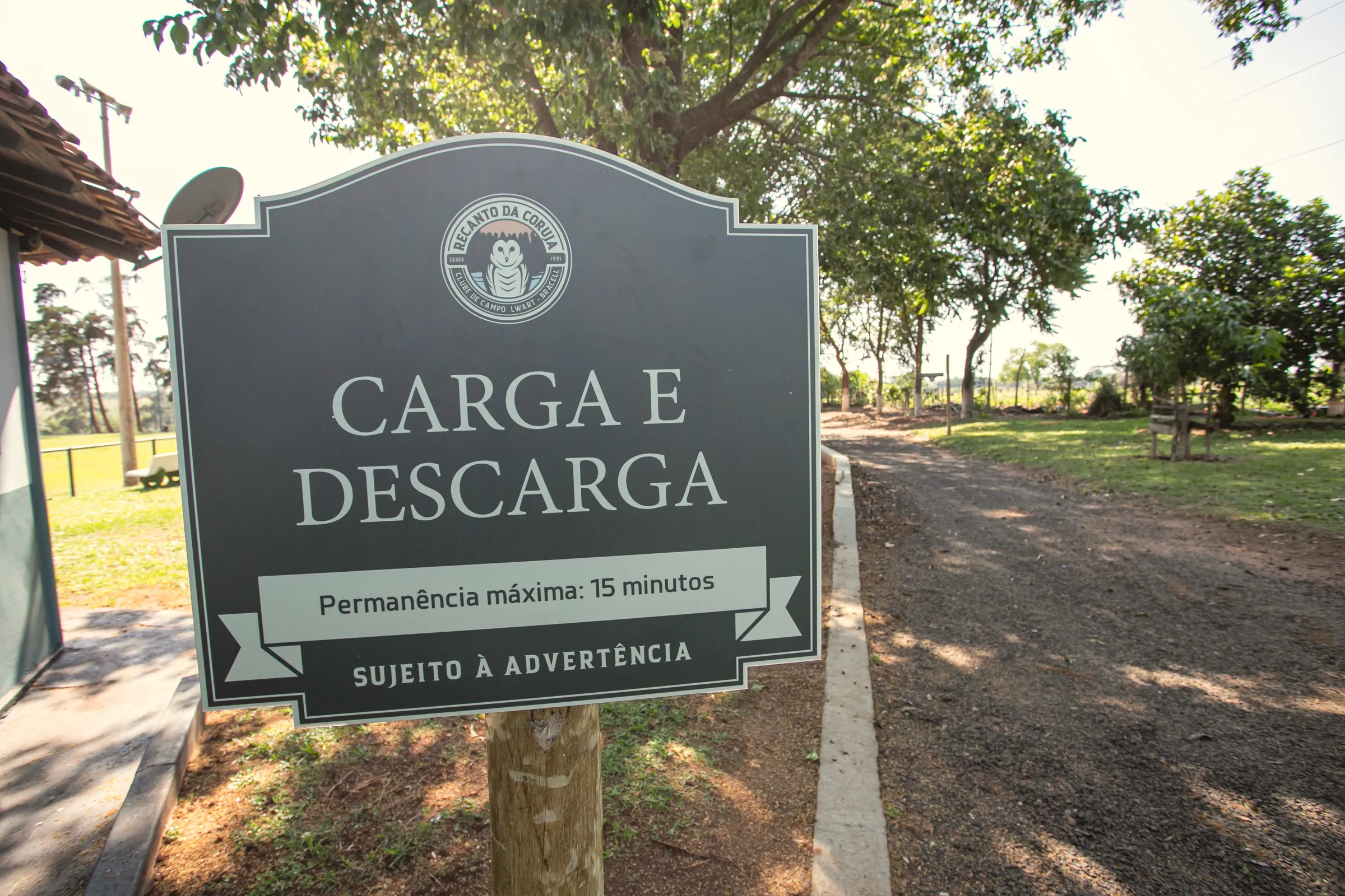 Placa de carga e descarga com regra de permanência
