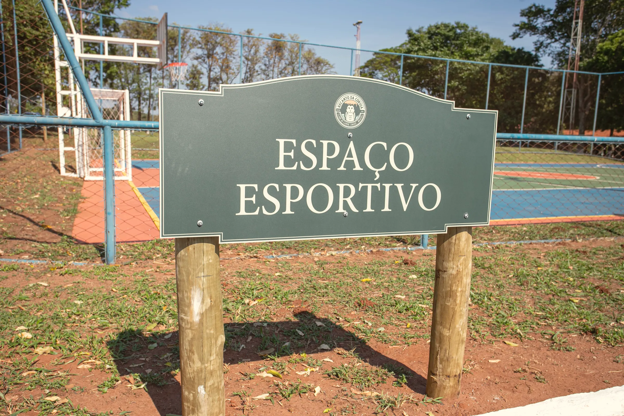 Placa do Espaço Esportivo diante da quadra
