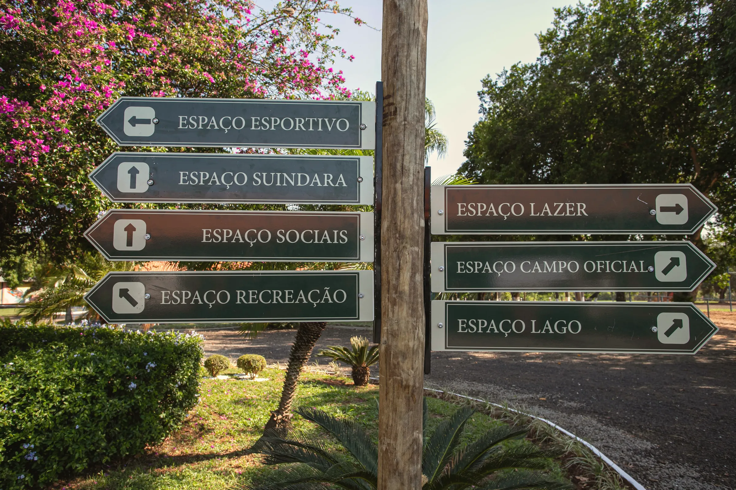 Poste com setas para Espaço Esportivo, Suindara, Sociais, Recreação, Lazer, Campo Oficial e Lago