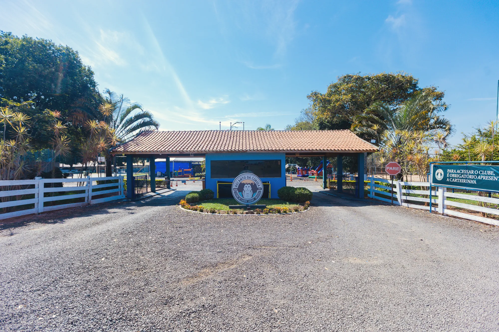 Portaria do clube com o selo no canteiro central