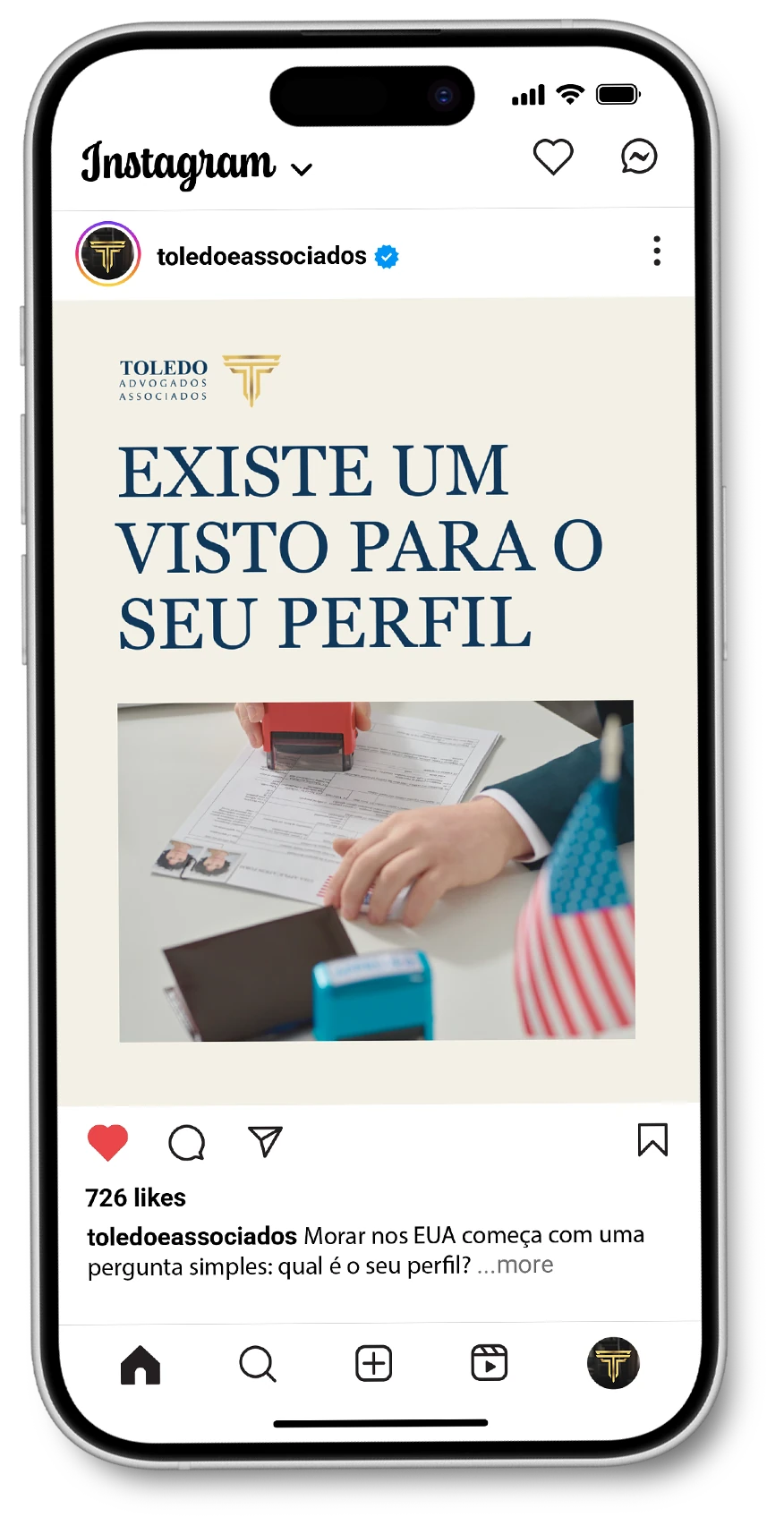 Celular com um post da Toledo no Instagram