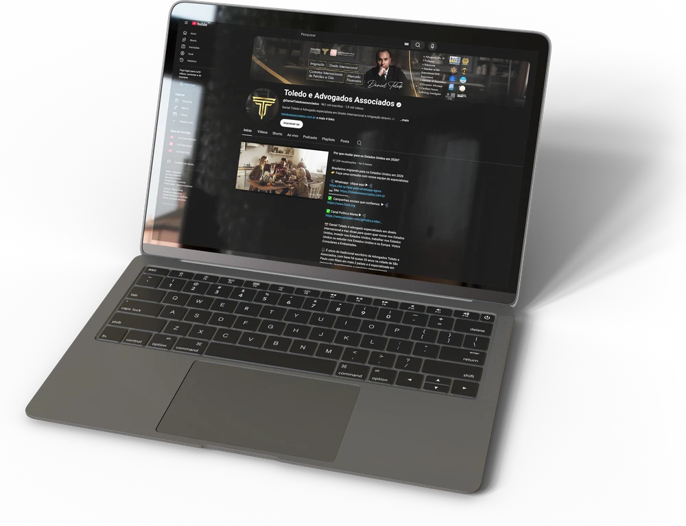 Notebook aberto no canal Toledo e Advogados Associados no YouTube, com o T dourado no avatar