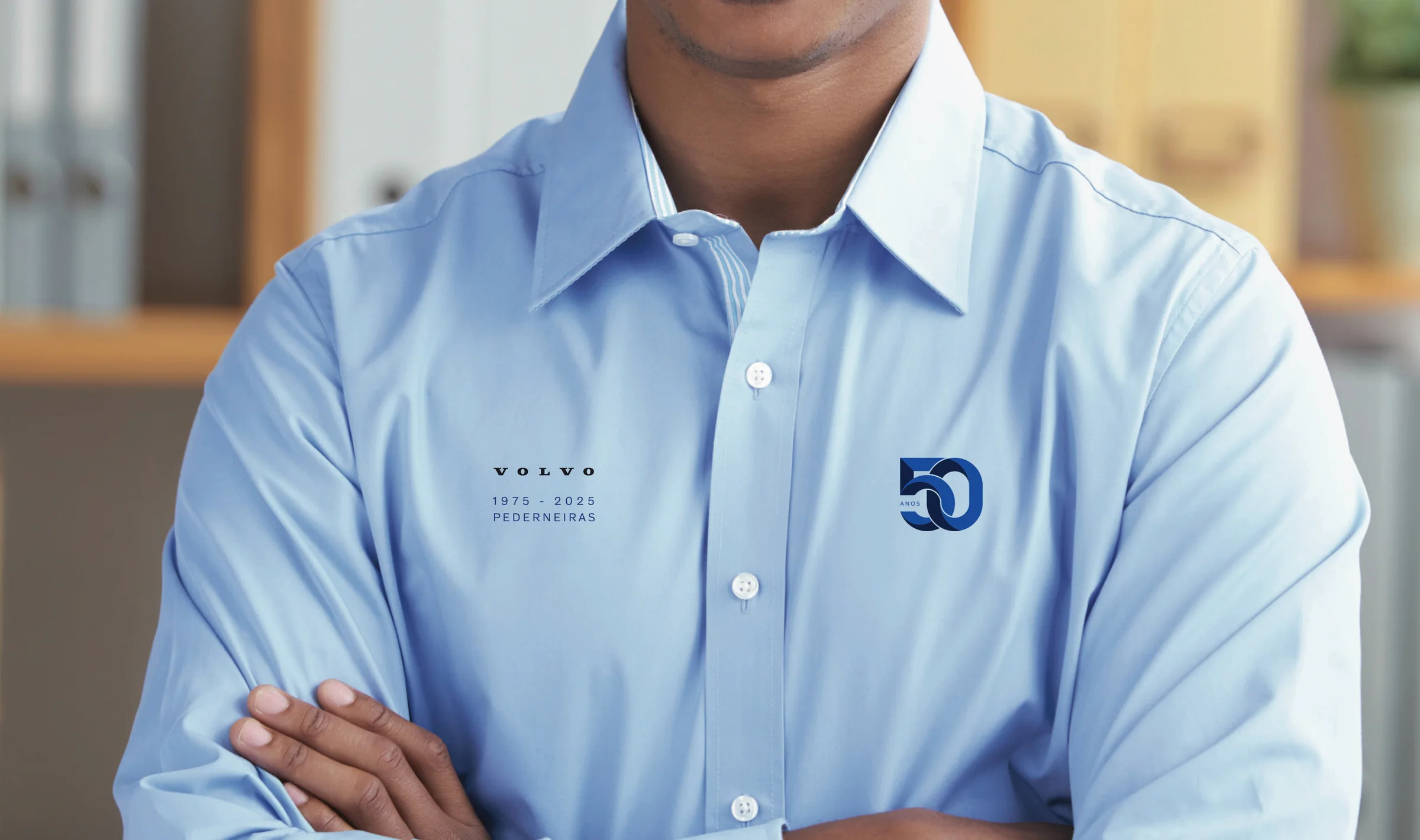 Camisa social com o selo de 50 anos bordado