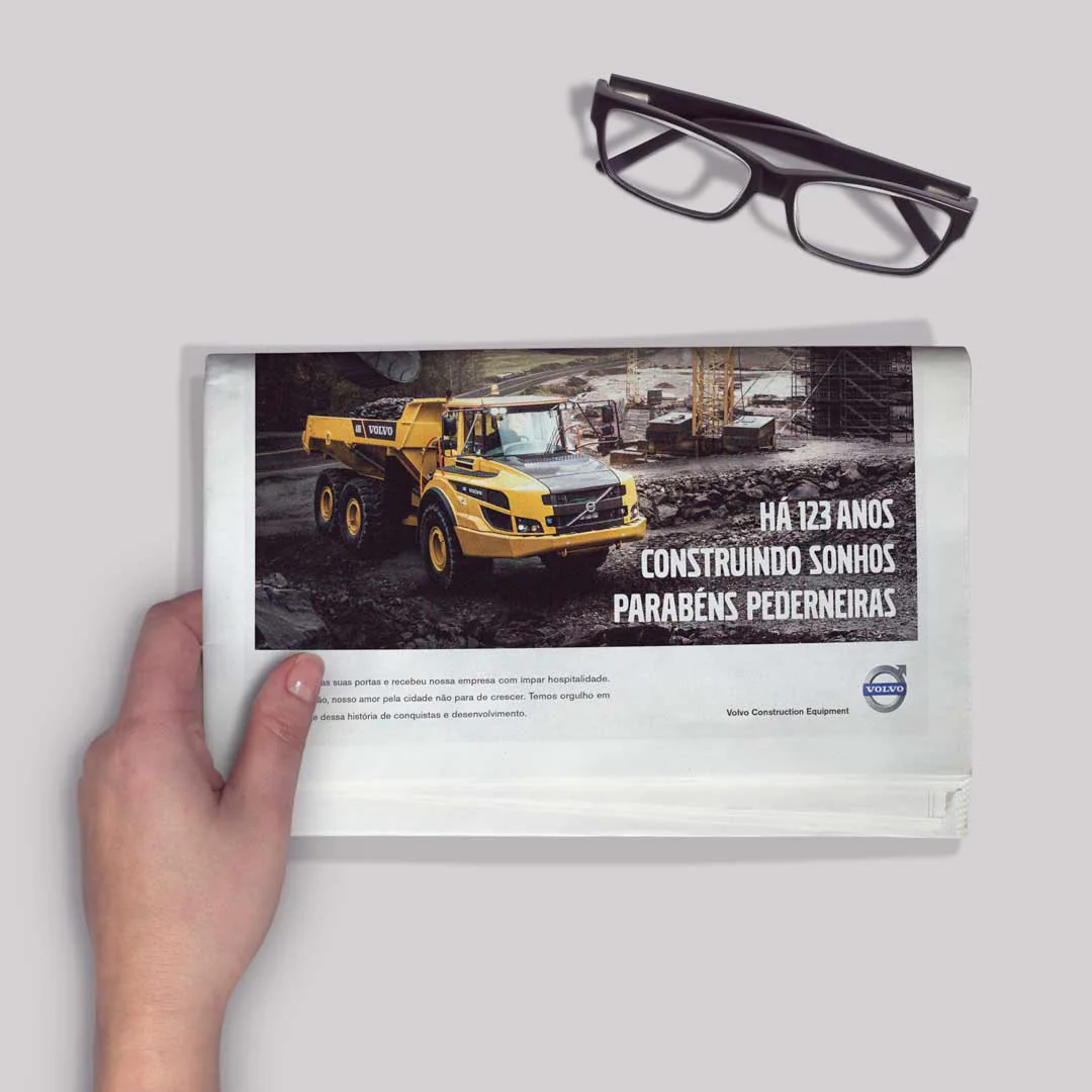 Jornal aberto com o anúncio da Volvo