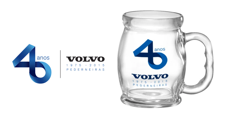 Caneca de chopp de vidro com o selo de 40 anos