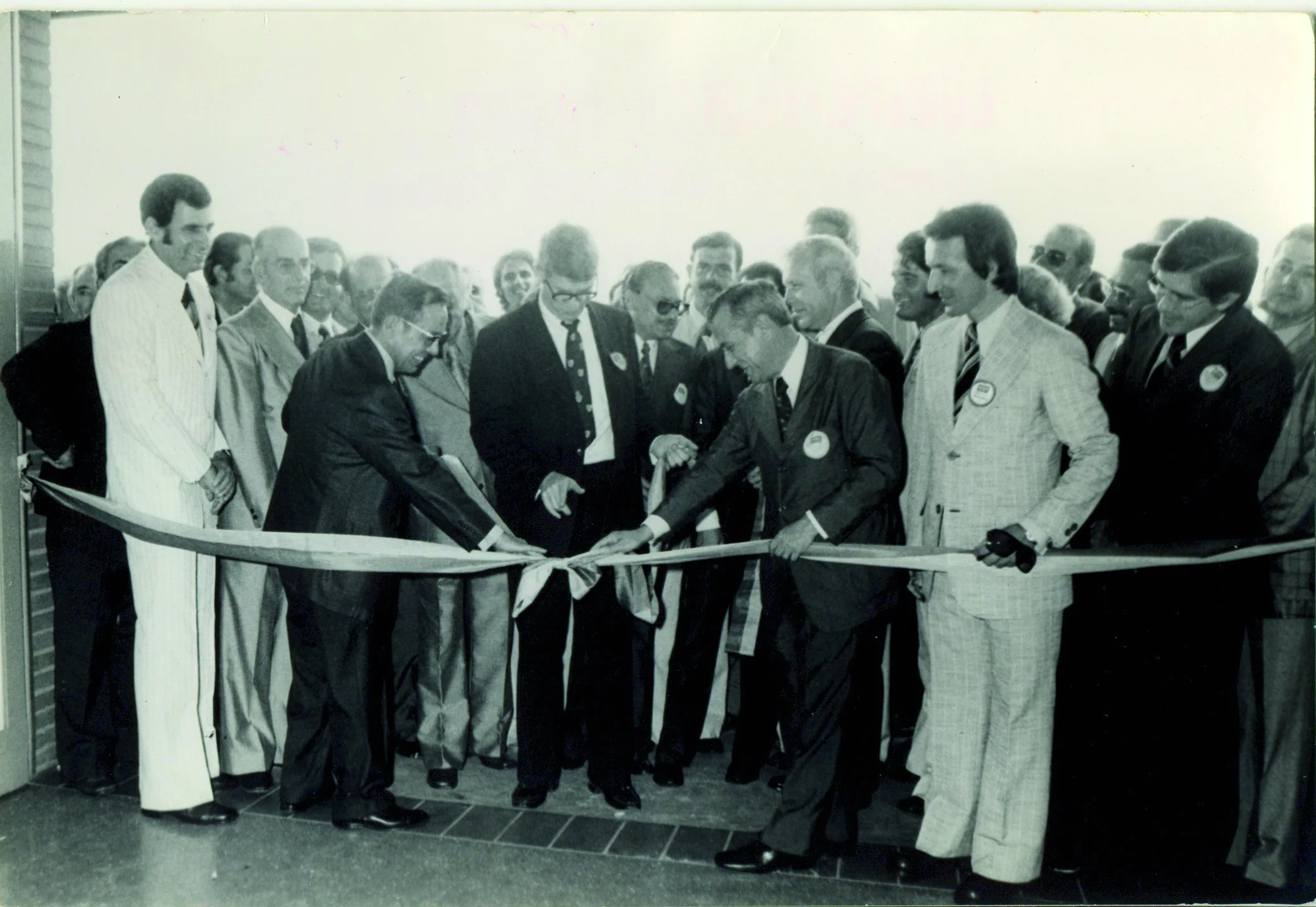 Cerimônia de inauguração da fábrica com corte de fita