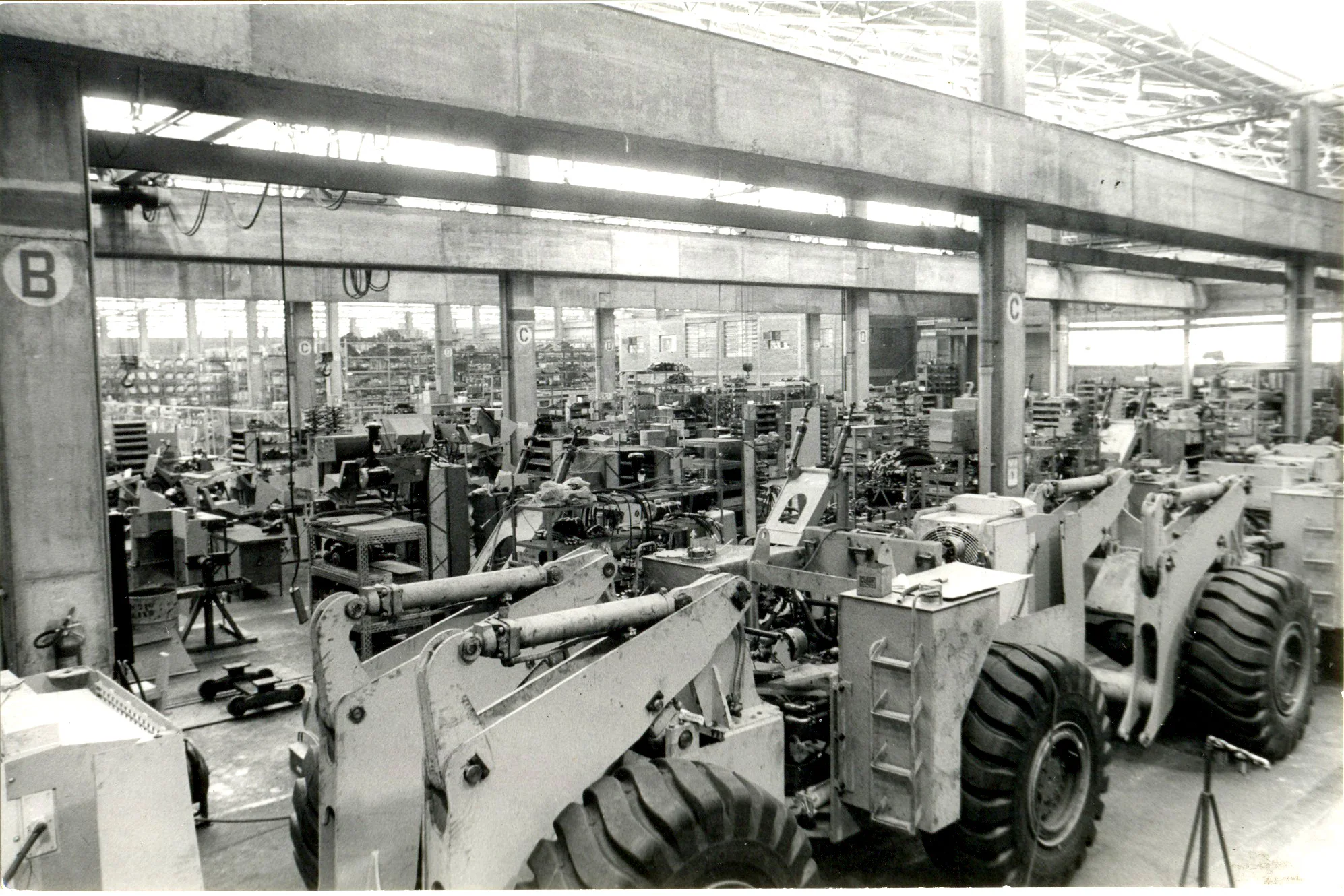 Linha de montagem de pás carregadeiras nos anos 1970