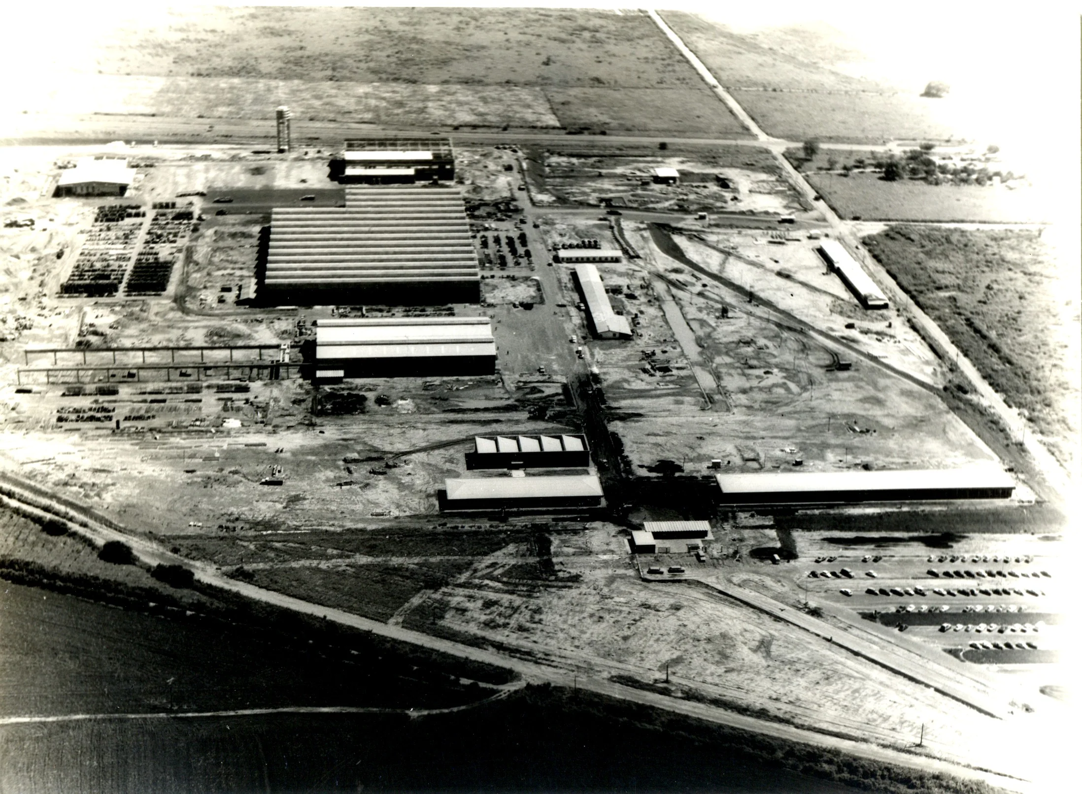 Vista aérea da obra da fábrica de Pederneiras nos anos 1970