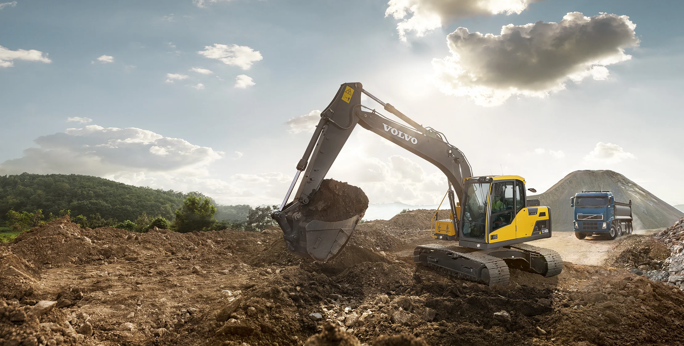 Escavadeira Volvo EC140 em terreno aberto