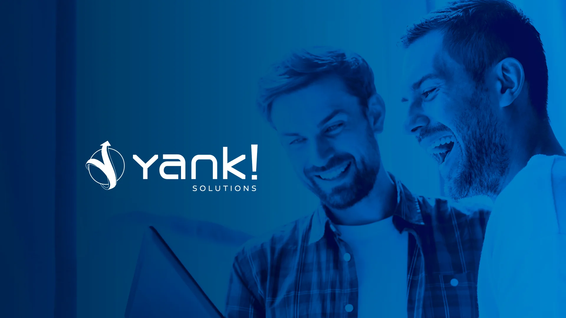 Logo da Yank Solutions sobre foto em azul de dois profissionais sorrindo diante de um notebook